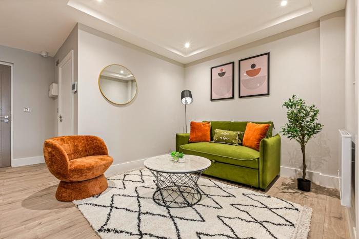 Luxury Vera Mitchell Apartment by LRI Hospital