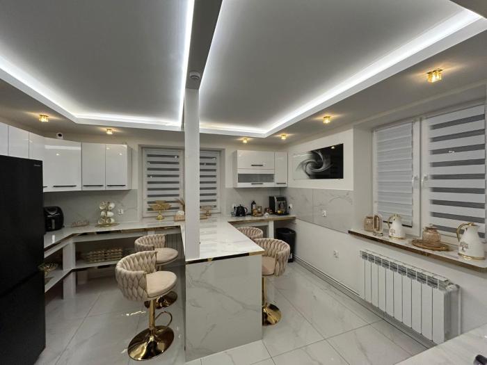 Luksusowa Ekskluzywna willa z sauną,siłownią dużym ekskluzywnym salonem na wyłączność eksluzywny duży dom 2 poziomy-dom nowoczesny styl elegancki 3 łazienki , sypialnia,salon, 2 duże garaże POMYSŁ NA JESIENNO ZIMOWY WYJAZD wolne terminy 