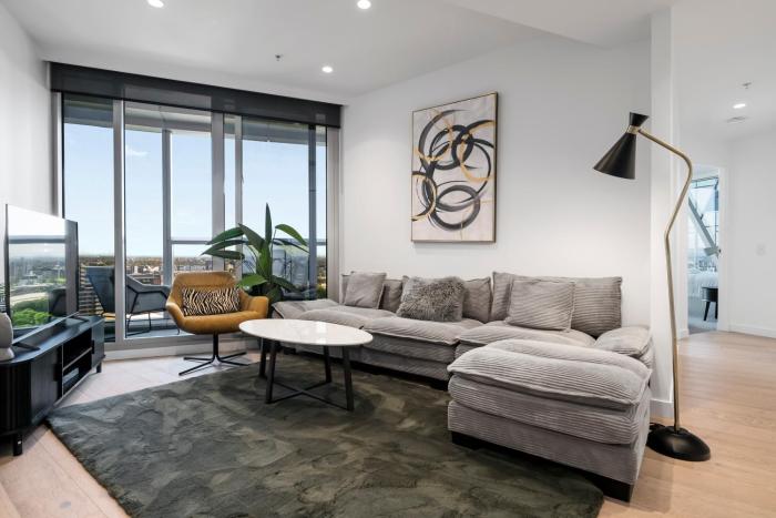 West Side Explore Downtown Melb in Chic Condo