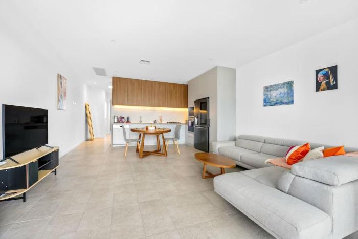 Stylish 2BR Home in Doncaster with parking