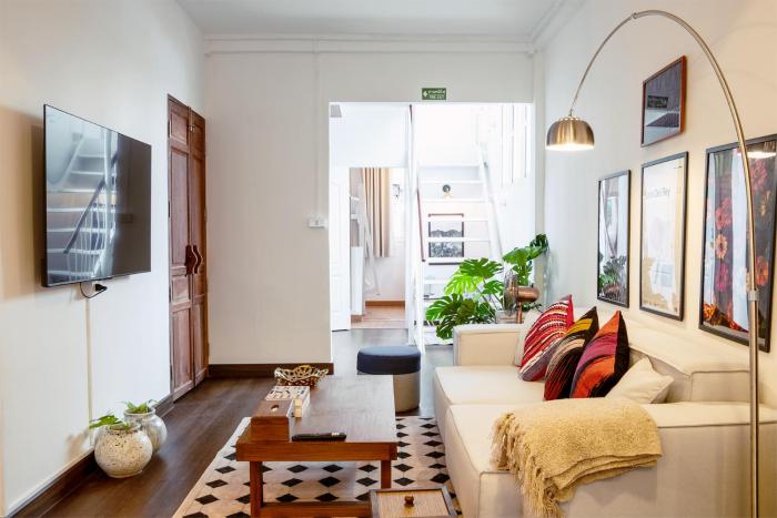 Via Baan Sathorn, City-Center Apartment With Private Rooftop Near BTS