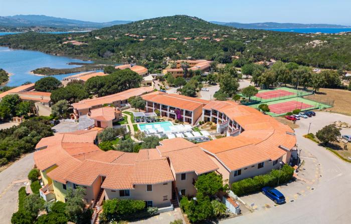 Hotel with swimming pool in Costa Serena just 700 mt from the sea