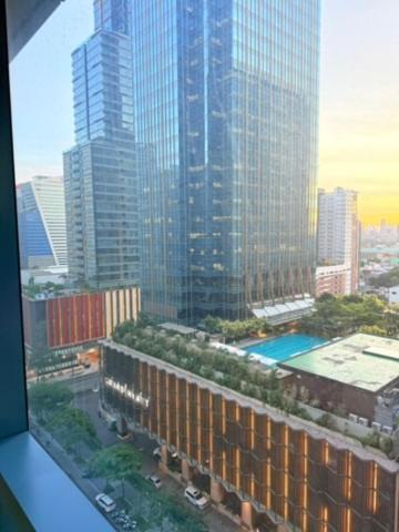 One Bedroom with Queen bed,sofa bed and wifi at One Uptown Residences, BGC, Taguig