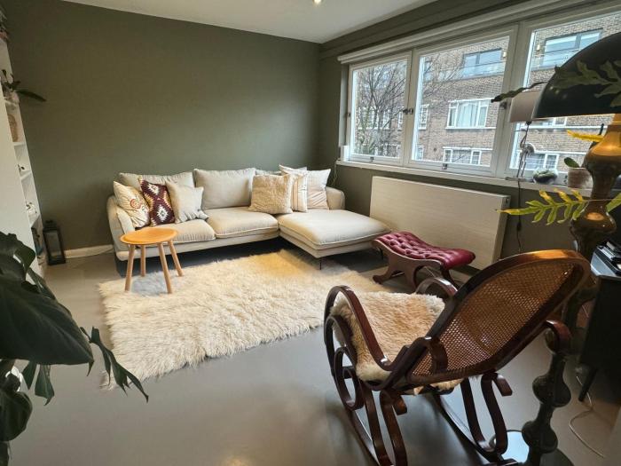 Central 2 bed apt with terrace in East London