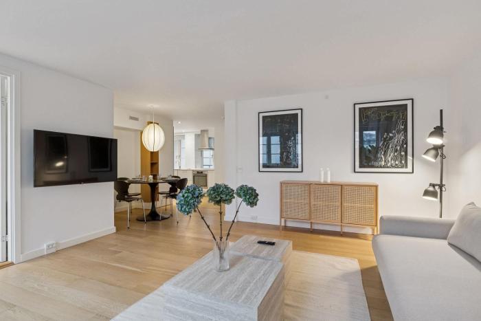 Bright Central Apartment with Balcony