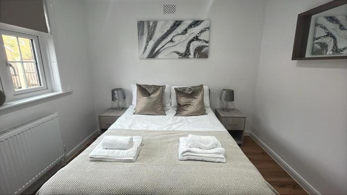 Woodfield Cottage Crawley 3 BR,Parking,Wifi,Garden, nearby Gatwick Airport, Contractor friendly, temporary relocations, business travellers, families