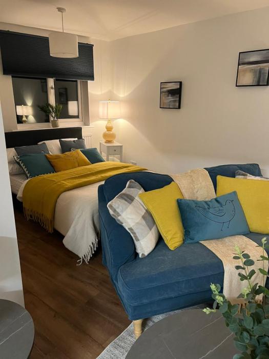 New homely studio free parking near Kingston