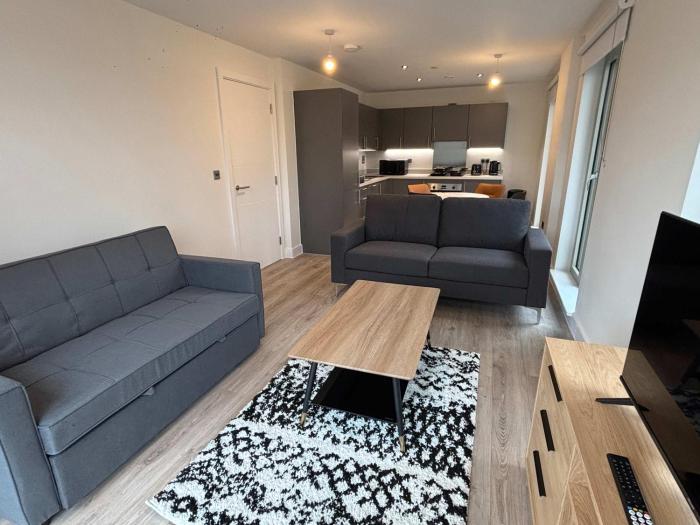 Elegant 2-Bed Apt in City, Sleeps 5 with Parking