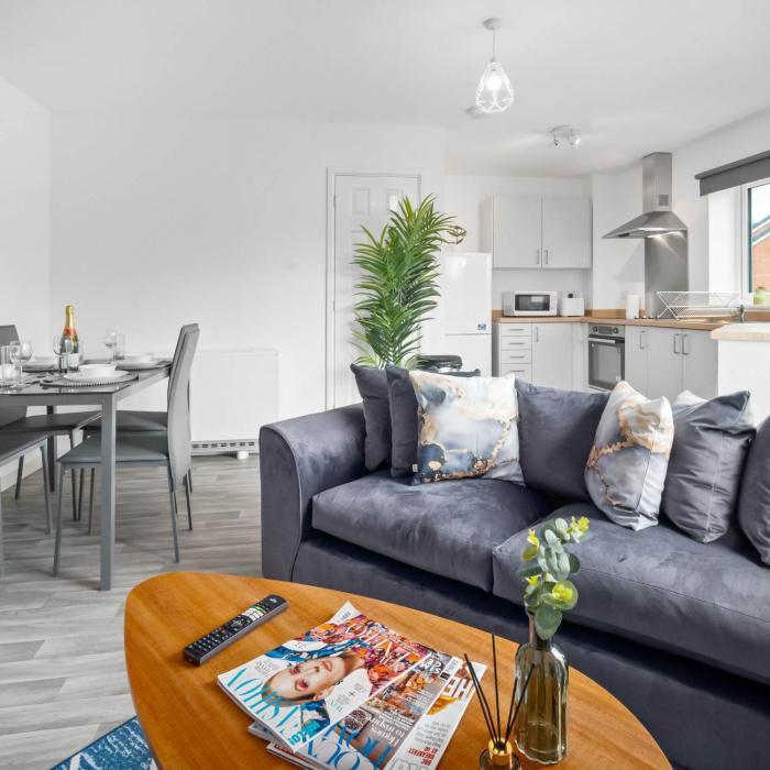 2 Bed Apartment - Sleeps 3 - Parking - Cradley Heath 54C