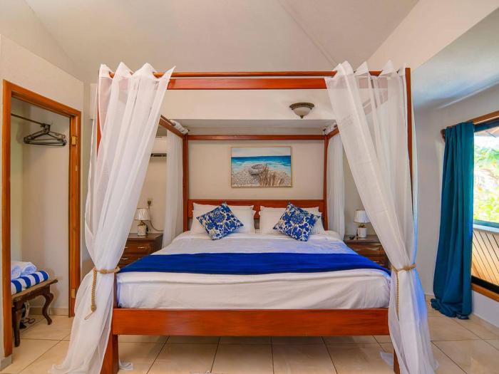 Bonsai rentals - West Bay Private Rooms