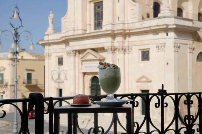 Garibaldi Rooms Boutique Stay with Jacuzzi & Piazza Views in Val di Noto