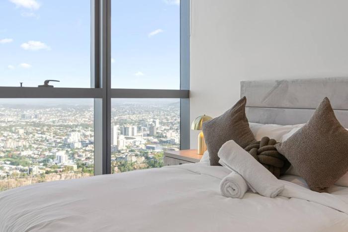 Stylish 1BR Retreat with Stunning High-Rise Views