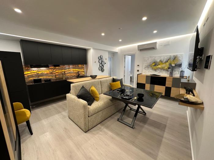 Hovalis Sites, The Showroom