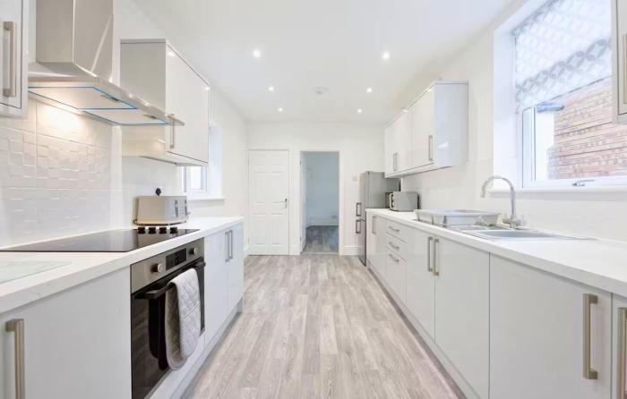 3 Bed House, Free Parking, Garden