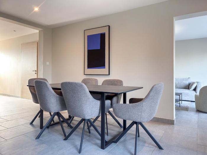 Maison contemporaine de 150 m2 avec garage privé et terrasse ensoleillée