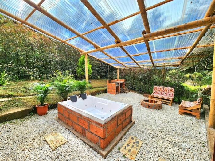 Cabaña en la Naturaleza con Jacuzzi - Santa Elena