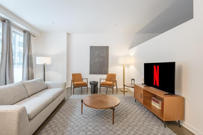 Chic Old Montreal Retreat - Iconic Location