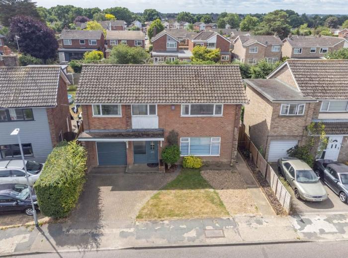 4 Bed, 2 Bath Detached House, Parking, Fast Wifi