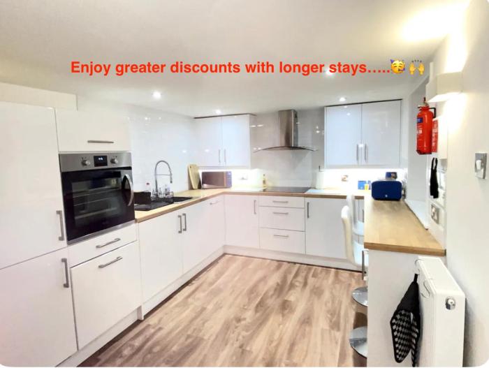 Westons Hideaway, 2 Bed, Free Parking, 6 mins walk to beach,