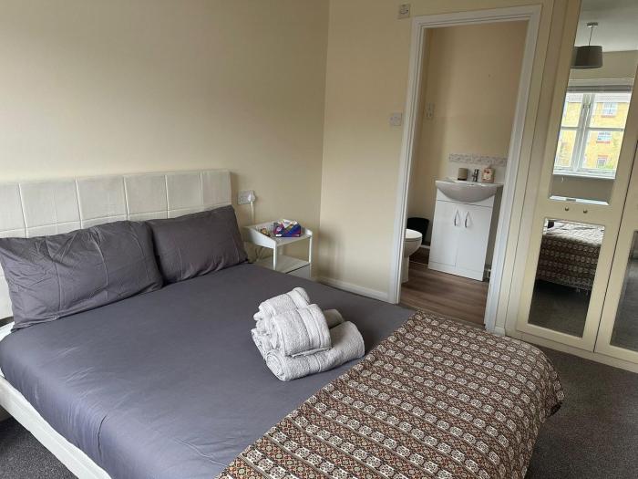 Modern 3 Bed Home for 7 Near Heathrow