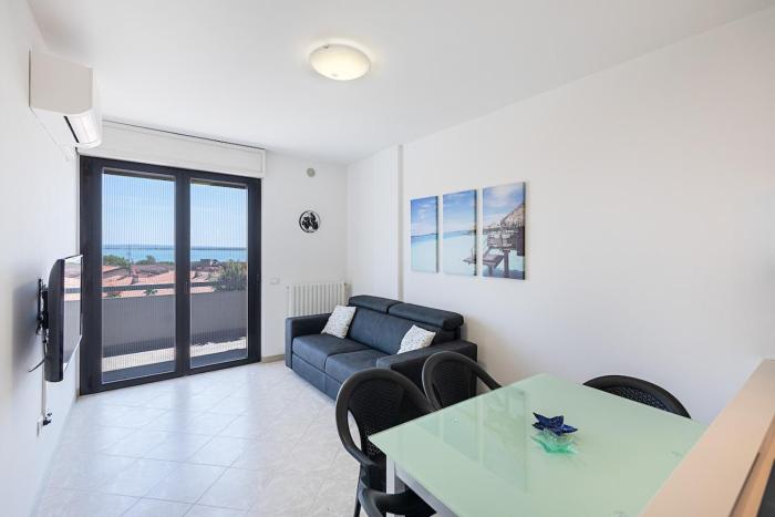 Garda SI lake view with pool