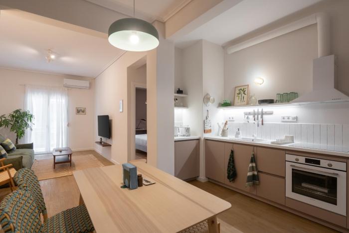 Cozy 2BR Apartment Warm, Bright & Steps to Metro