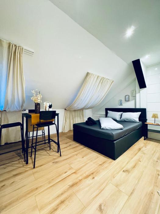 Private Rooms in Comfortable 5-Bedroom Apartment Near Train Station