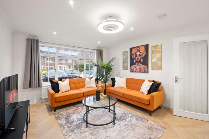 4 Bed House in Maidenhead, by ARP Homes, Driveway & Big Private Patio, Perfect Location for Business and Family Stays