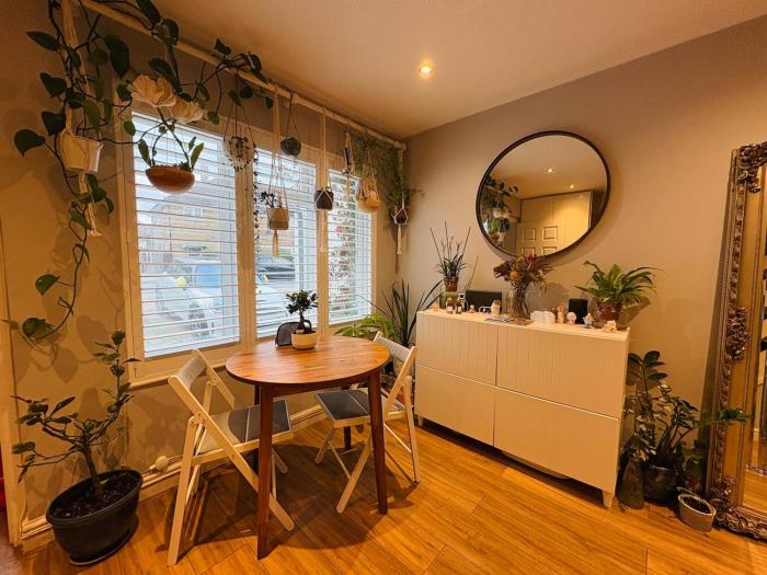 Stylish 2-Bed house, workspace & Easy London Access!