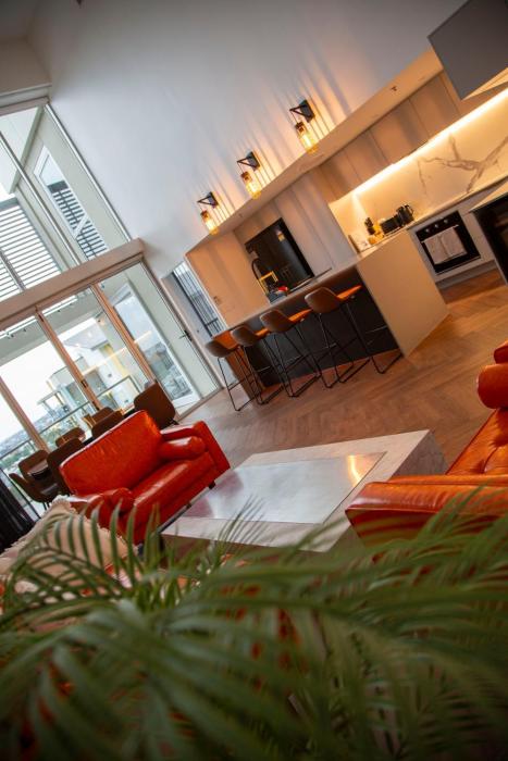 Luxury Penthouse in CBD 4 Bed - 4 Bath