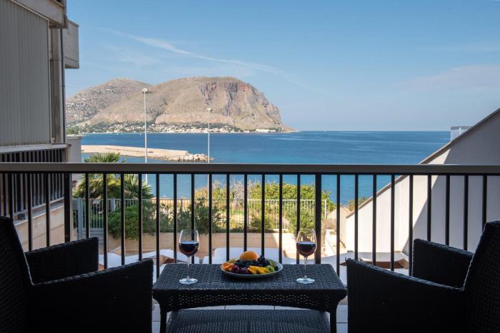 CasaMare Addaura - Your Romantic Seafront Hideaway