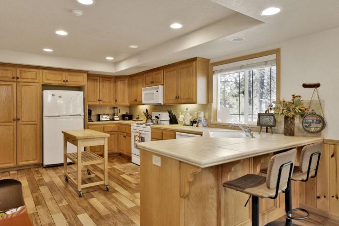 Brownie Resort Your Walk-to-Summit Getaway Familys Snowboarders Skiers