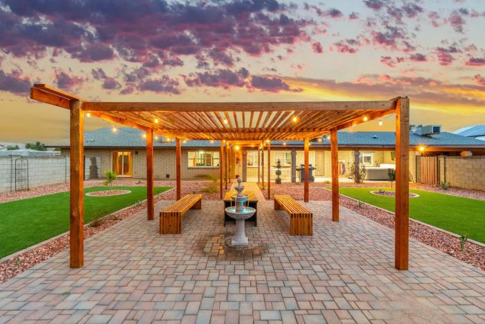 Private Hot Tub & Huge Yard: Phoenix Family Home