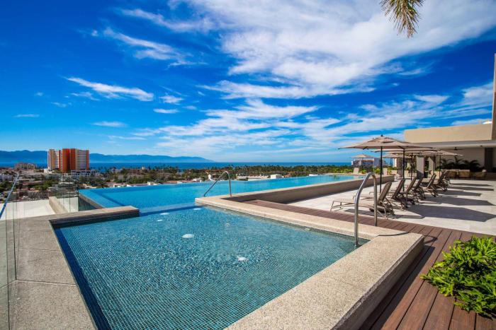 Rooftop Views + Gym + Parking | 2BR in Versalles