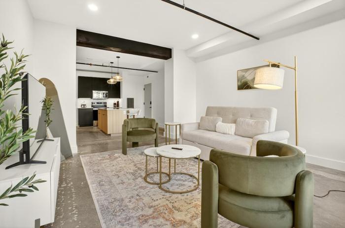 Chic Downtown Tulsa Beacon 2BR Stay