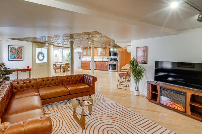 Walk to Athens Riverfront Park! Modern-Retro Apt