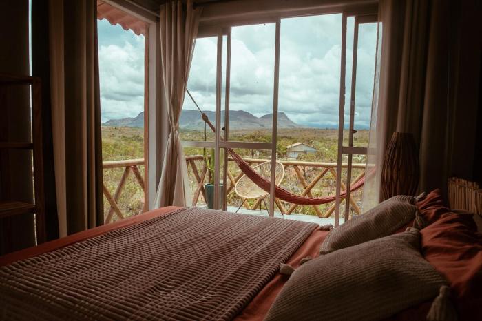 Casa Runa de pedra com vista para o morro da baleia
