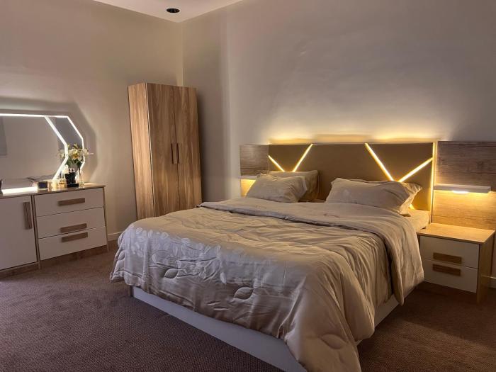 غرفة فندقية مع صالة ومطبخ دخول ذاتي