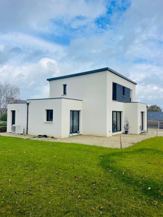 Modern house, comfort and decor 5 people