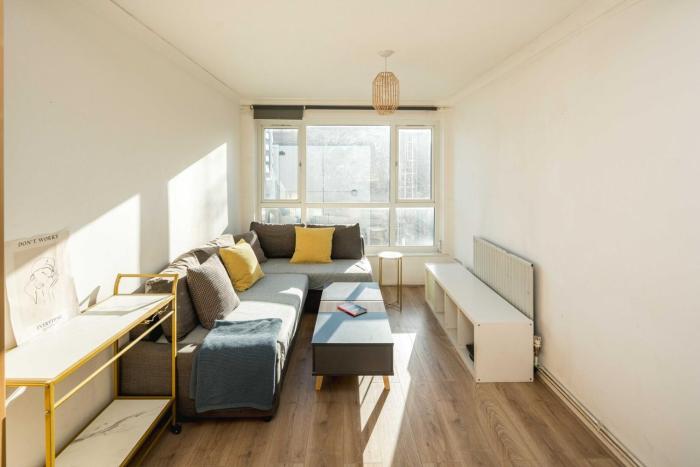 Spacious 4-Bedroom Split-Level Flat Near Mile End