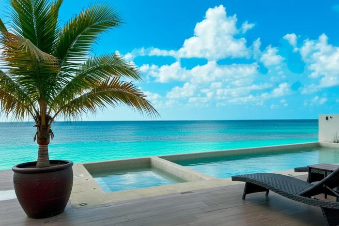 Casa La Aurora - Beach-front Studio & Rooftop Infinity Pool