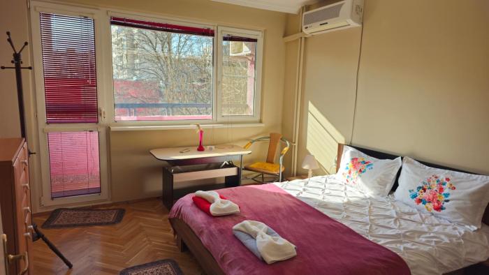 Fully Equipped Bright Apartment Close to Transport