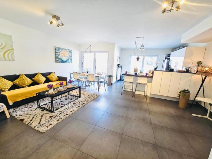 Executive 3BR Flat w Terrace, Parking, Fast Wi-Fi