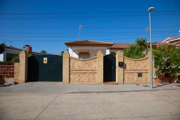 Chalet adosado con piscina privada en Mazagón
