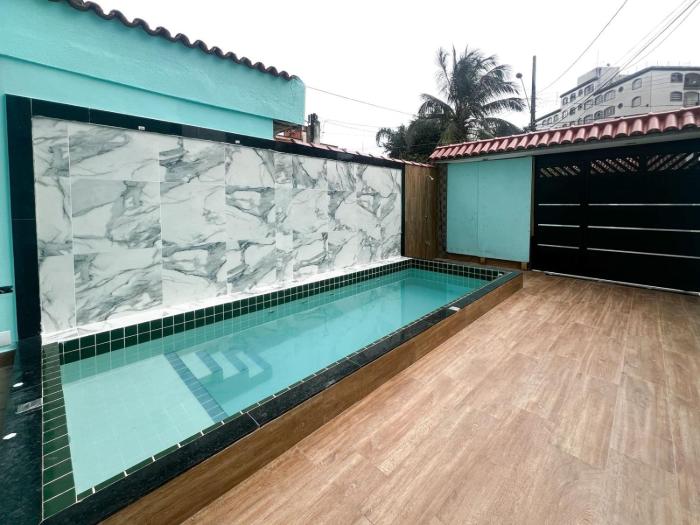 Casa à 300 metros da PRAIA com PISCINA, CHURRASQUEIRA e 2 VAGAS DE GARAGEM!