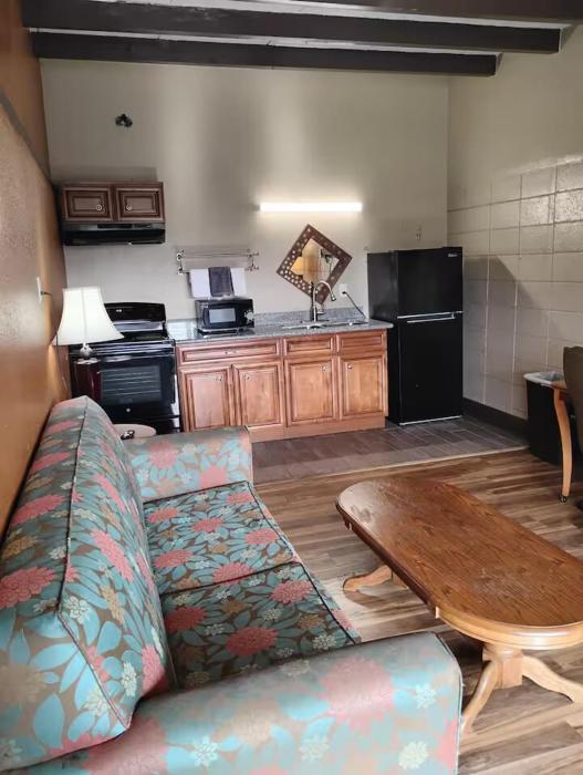 Gated 1 King Bed 1 Bath Apt with Full Kitchen 109