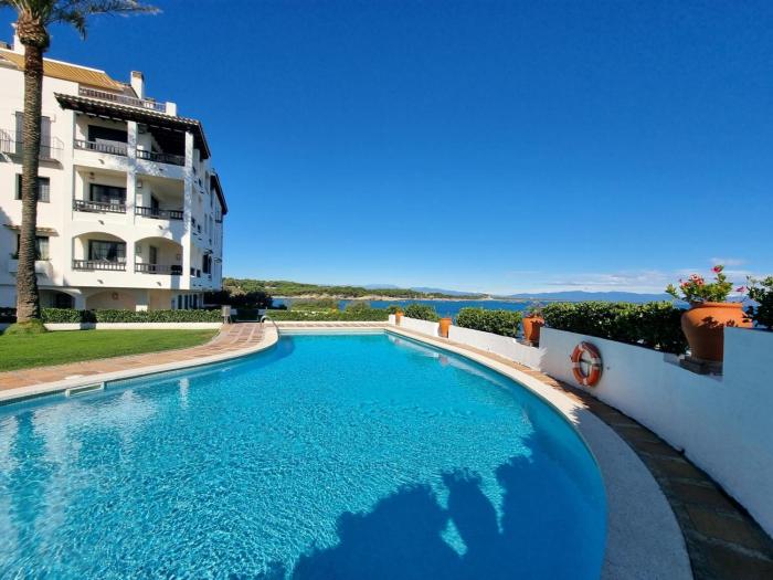 Magnífico apartamento en LEscala con terraza vista al mar y parking, piscina comunitaria. - HISP-236-214