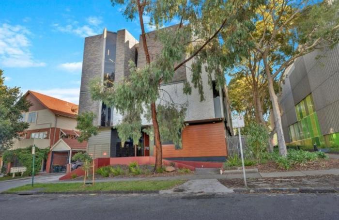 One Bedroom Penthouse Apartment in the heart of Box Hill