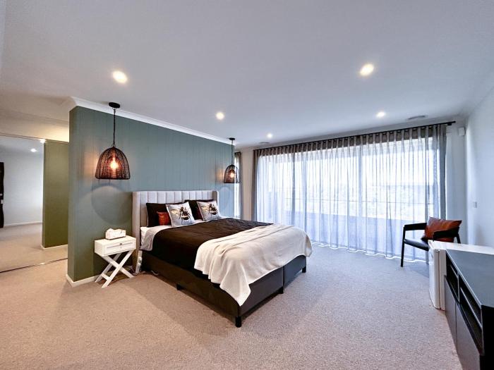 Premier Master Suite I HERstay in Mambourin