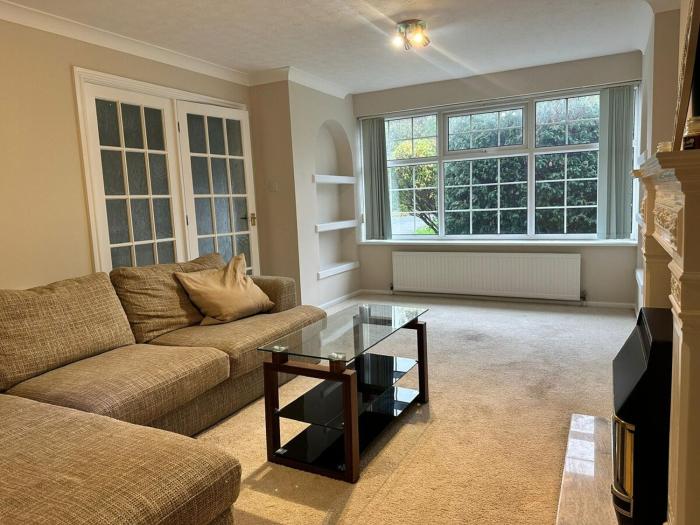 Modern Huddersfield Stay - Garden & Parking - Suitable for Contractors